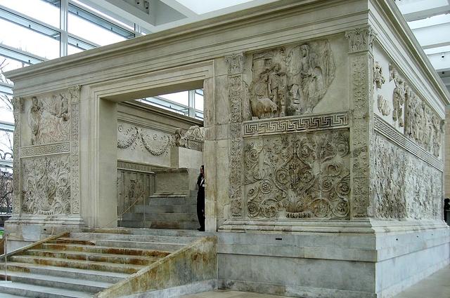 Photo: Manfred Heyde / Wikimedia Commons / CC-BY-SA-3.0 The Altar of Peace